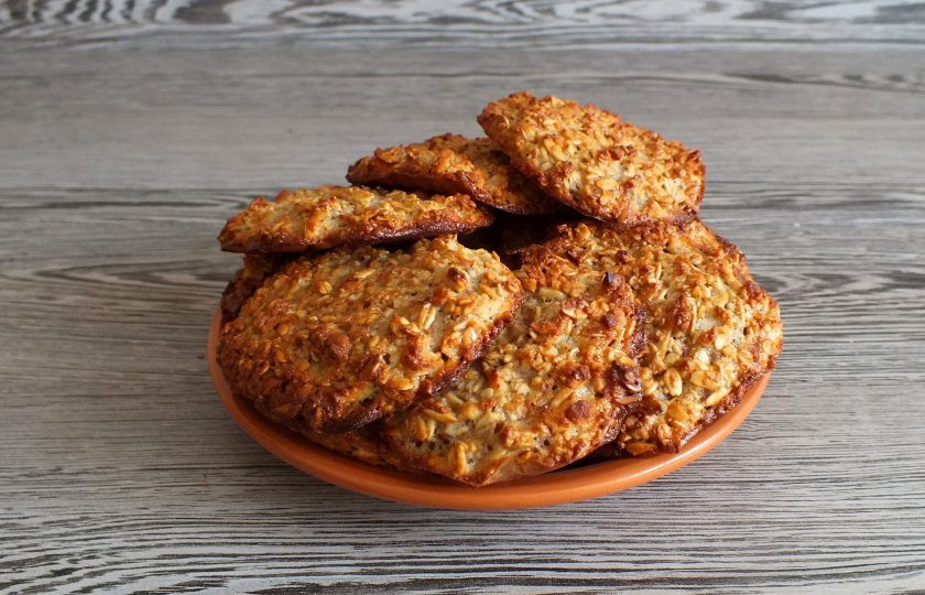 1. Этап. Овсяное печенье с яблоком на кефире: Печенье аккуратно снимите с листа, переложите на блюдо. Подавать его можно, как слегка тёплым, так и полностью охлажденным.