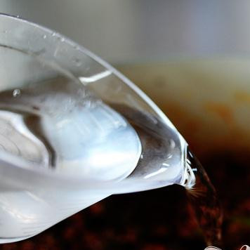 1. Этап. Американский бутерброд с говядиной: Налить 1 чашку воды.