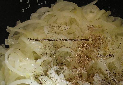 1. Этап. Пряная закуска из лука: Когда лук станет прозрачным, добавьте тимьян, кориандр и перец, продолжая помешивать.