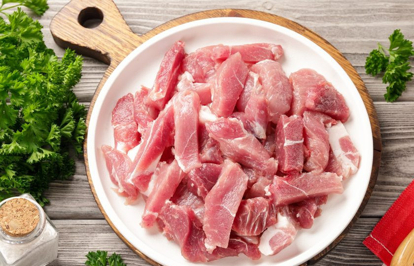 1. Этап. Похлёбка старорусская: Свинину нарежьте брусочками, залейте водой и поставьте на огонь. Доведите до кипения, снимите пену и на минимальном огне варите около 40 минут.