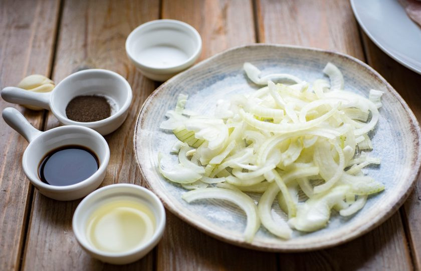 1. Этап. Карп в аэрогриле: Тонкими полукольцами нарежьте лук.