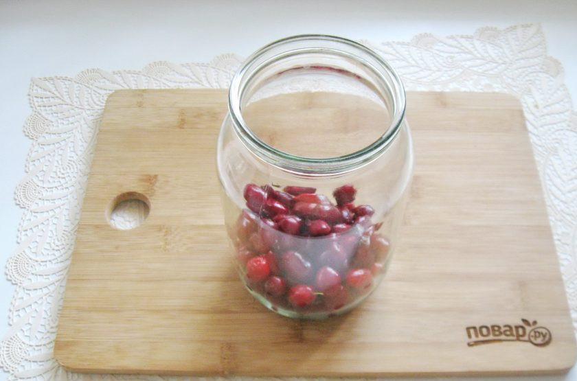 1. Этап. Кизиловый компот: Выложите ягоды в стерилизованные банки.