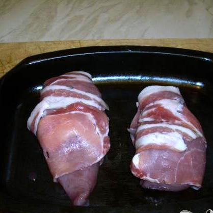 1. Этап. Куриные грудки с голубым сыром: Уложите на смазанный лоток и запекайте в духовке 45 минут в разогретой до, примерно, 150 - 180 °С.