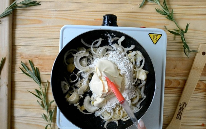 1. Этап. Молочная свинина с розмарином: Затем отправьте в сковороду размягченное сливочное масло и муку. Интенсивно перемешивайте, чтобы мука заварилась и полностью перемешалась с маслом.