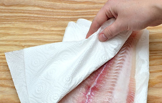 1. Этап. Минтай в духовке: 2. Филе минтая промокните бумажным полотенцем. Оно должно быть сухим.