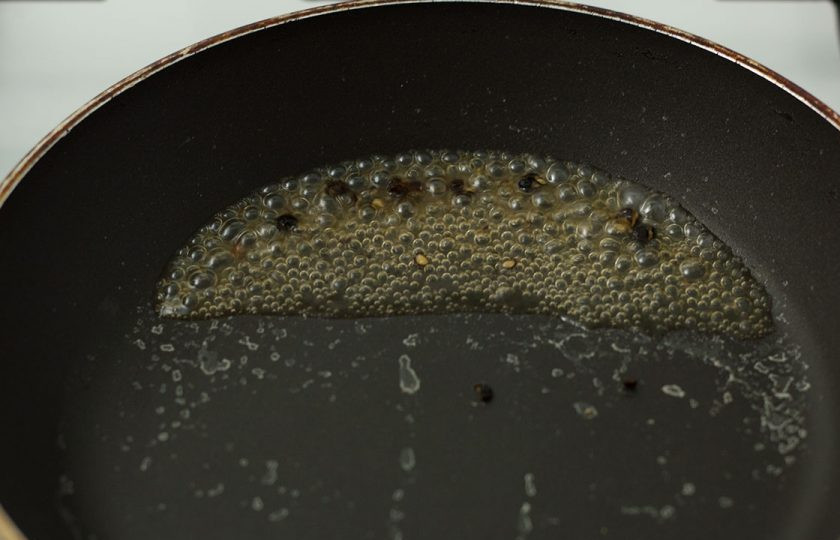 1. Этап. Соус Голландез: 2. Первым делом следует выпарить уксус. Для этого возьмите маленькую сковороду или ковшик, добавьте соль, уксус и раздавленные горошины перца. Поставьте на огонь и кипятите, пока уксус не испарится, затем снимите с огня и влейте холодную воду.