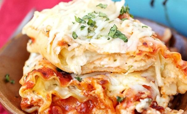 1. Этап. Сырная лазанья с томатным соусом: 4. Выпекайте лазанью в течение 45 минут при 180 градусах в духовке. За 10 минут до готовности натрите сверху сыр. Подавайте блюдо, свернув листья в рулеты. Приятного аппетита!