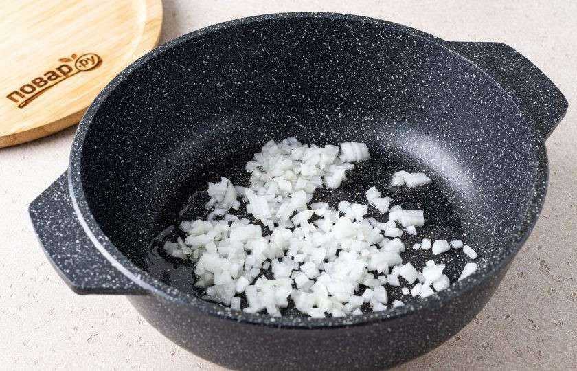 1. Этап. Фасолевые котлеты: Репчатый лук мелко порубите и обжарьте в сковороде до золотистого цвета.