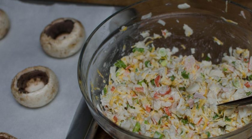 1. Этап. Закуска в грибных шляпках: Затем перемешайте лук с натёртыми продуктами и майонезом.