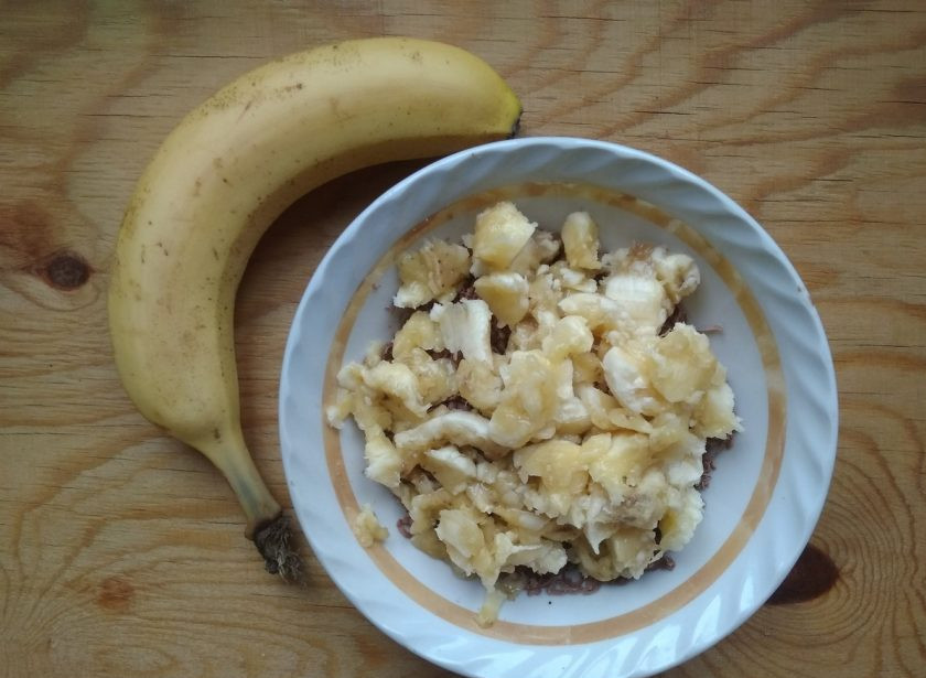 1. Этап. Шоколадно-банановые конфеты: 3. Затем к нему добавьте кусочки банана.