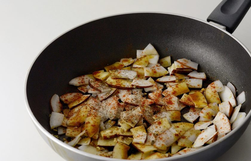 1. Этап. Жареный кокос: Влейте соевый соус, добавьте специи и перемешайте. Немного подсолите.