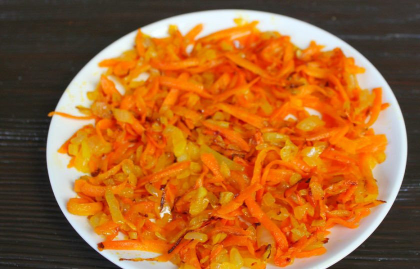 1. Этап. Литовский салат: Обжариваем лук с морковкой 5-6 минут на среднем огне, затем, перекладываем на тарелку и остужаем.