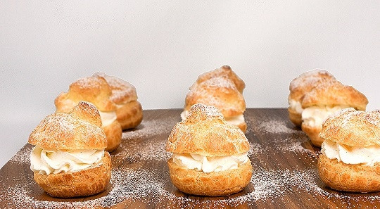 1. Этап. Шу: 8. Самый простой вариант крема — взбитые сливки с ванильным экстрактом и сгущенкой. Перед подачей можно присыпать пирожные также сахарной пудрой.