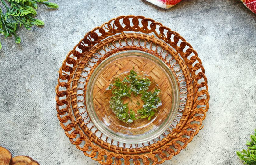 1. Этап. Салат из киноа с кальмарами: Влейте к мяте сок лимона и растительное масло, перемешайте. Дайте постоять заправке в течение 10-15 минут.