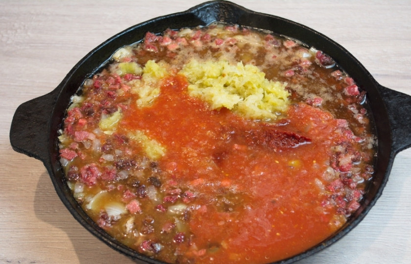 1. Этап. Солянка сборная (мясная, домашняя): Добавьте томатный сок и 2 столовые ложки томатной пасты. Томатная паста придает яркости и вкуса супу.