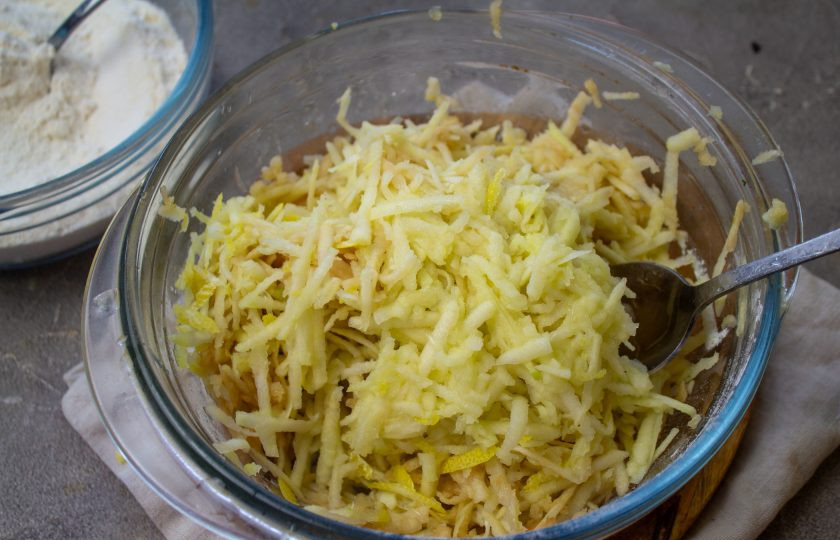 1. Этап. Насыпной яблочный пирог: Натрите яблоки на терке, добавьте сок и цедру лимона.