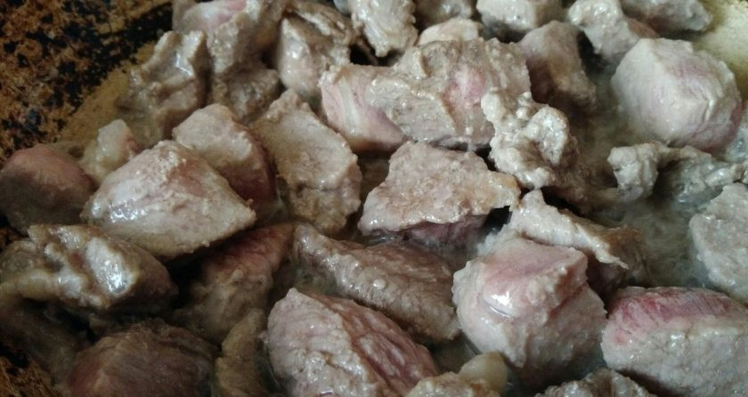 1. Этап. Говядина в густом томатном соусе: 1. Нарежьте мясо кусочками и отправьте жариться на сковороду. Не делайте слишком сильный огонь, чтобы мясо не подгорело. Когда говядина пустит сок, посолите и приправьте по вкусу.