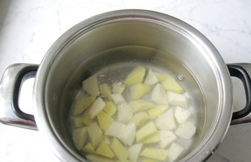 1. Этап. Щи вегетарианские: Очищенный и нарезанный кубиками картофель залейте водой в кастрюле. Поставьте вариться.