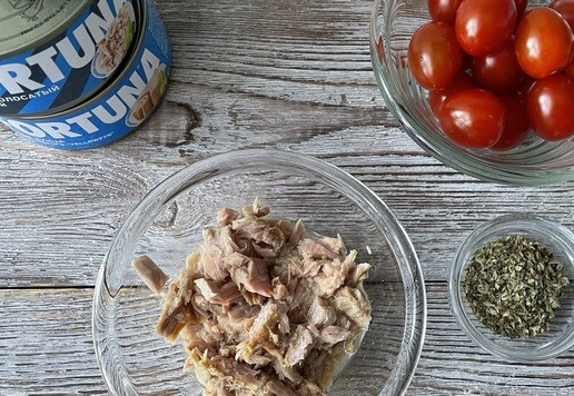 1. Этап. Холодная паста с тунцом: Филе тунца ТМ FORTUNA вилкой разделите на мелкие кусочки. Помидоры черри вымойте и разрежьте на половинки. Для этой пасты помидоры должны быть вкусными, сладкими и ароматными.