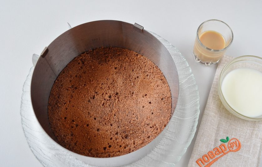 1. Этап. Торт 3 шоколада: 12. Для пропитки используйте сливки и ликер по вкусу. Корж уберите в морозилку.