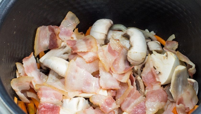 1. Этап. Говядина с шампиньонами в мультиварке: Отдельно в сковороде обжариваем бекон, нарезаем его на небольшие кусочки и добавляем к остальным ингредиентам.