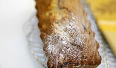 1. Этап. Кекс с мандаринами: Выпекаем в разогретой до 180 градусов духовке примерно час. Готовность проверяем деревянной зубочисткой: если сухая, кекс готов. Посыпаем горячий кекс сахарной пудрой и украшаем по своему вкусу.