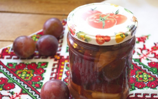 1. Этап. Маринованные сливы с чесноком: Когда консервация остынет, опустите ее в погреб или просто храните в шкафу на полке до зимы.