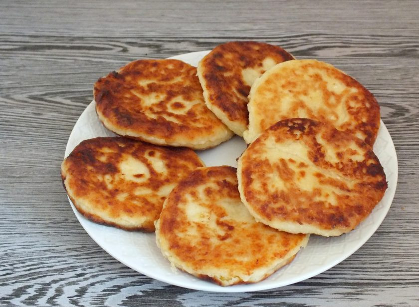 1. Этап. Саксонские творожники: Готовые творожники переложите на тарелку.