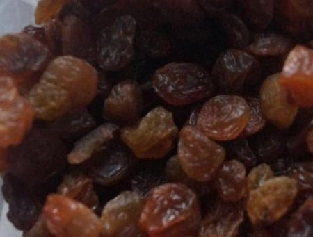 1. Этап. Торт трехслойный: 1. Перед тем как приготовить торт трехслойный, подготовьте наполнители в тесто. Для этого замочите порцию мака. Затем подробите орехи. Замочите и промойте изюм.