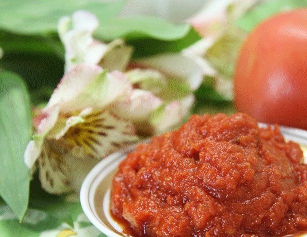 1. Этап. Лук в томатном соусе на зиму: 4. Дальше расфасовываем смесь в чистые баночки. Или же остужаем и подаем просто так, с хлебом. Очень вкусная закуска!