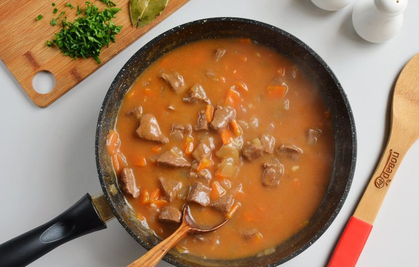 1. Этап. Тушеная телятина с подливкой: Влейте мучную смесь, перемешайте, подливка начнет густеть. Удалите лавровый лист.