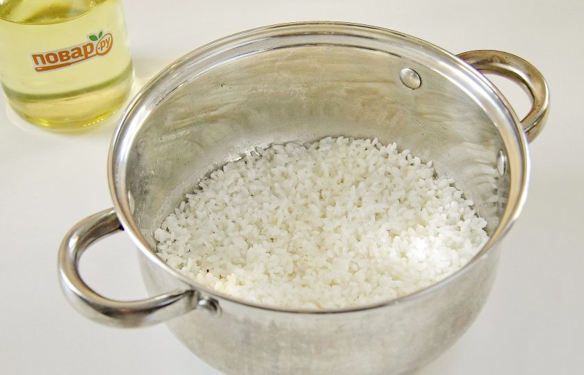 1. Этап. Рисовые палочки: Рис промойте, залейте водой и доведите до кипения. Проварите примерно 10-15 минут до полного выпаривания жидкости, снимите с огня и дайте настояться под крышкой еще 10 минут.