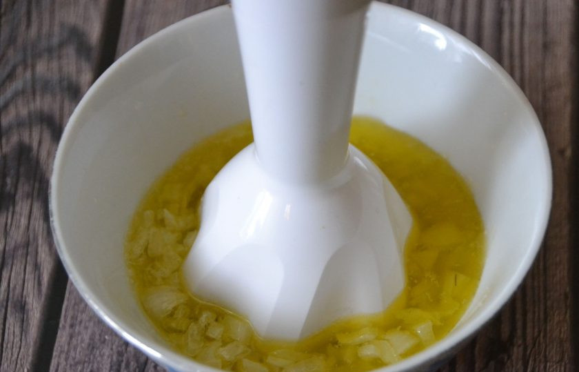 1. Этап. Ризотто с тыквой от Юлии Высоцкой: Пробейте обжаренный лук с масляной смесью блендером, сковороду на это время снимите с огня.