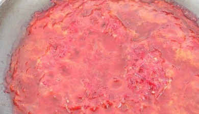 1. Этап. Борщ с курицей в мультиварке: Вливаем 2 литра кипятка и переключаем режим на 