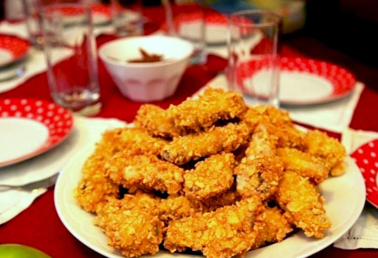 1. Этап. Острые крылья KFC: Ставим кастрюлю с растительным маслом на огонь и доводим до кипения. Если у вас имеется фритюрница, воспользуйтесь ей. В раскаленное масло осторожно опускаем куриные крылья, одно за другим. Жарим их не больше 3-х минут, затем вытаскиваем на салфетки, чтобы впитался лишний жир. Вуаля! Крылышки готовы! Точная копия KFC!