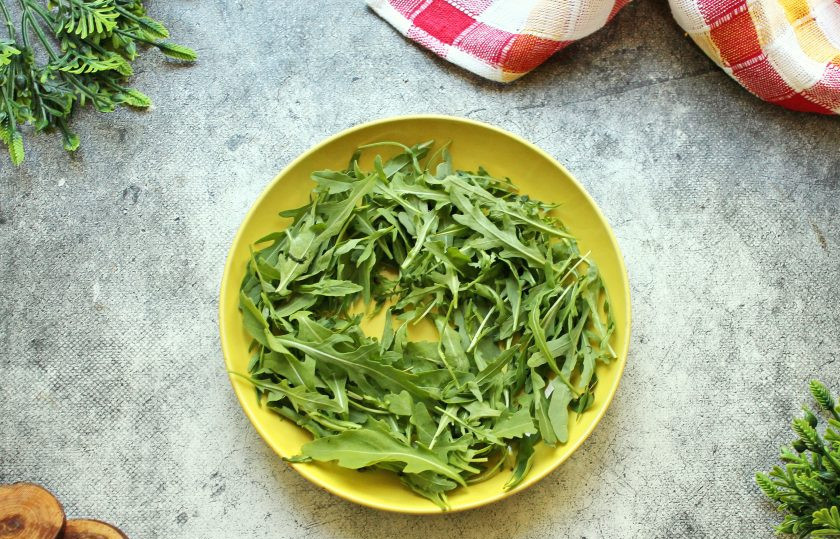 1. Этап. Салат из киноа с кальмарами: На сервировочном блюде разложите салатные листья ровным слоем.