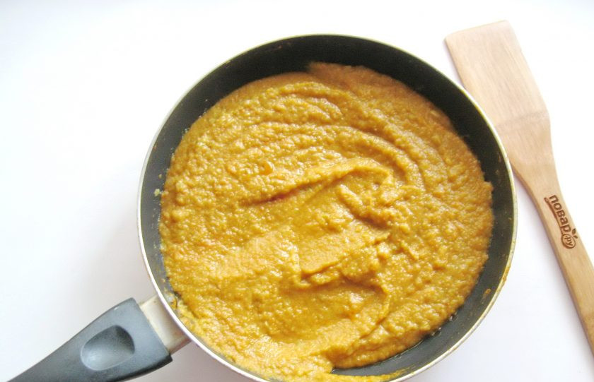 1. Этап. Икра из кабачков по ГОСТу: Добавьте чеснок, перемешайте и тушите кабачковую икру еще 5-10 минут в сковороде.