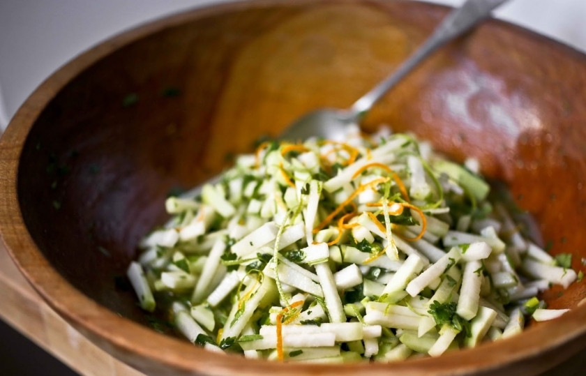 1. Этап. Салат с кольраби и зеленью: Теперь сделаем сладко-кислый соус к нашему салату. Выдавите в чашку сок лайма и сок апельсина, добавьте мёда и винный уксус. Можете немного посолить. Перемешайте и заправьте салат с кольраби. Сверху украсьте его цедрой апельсина.