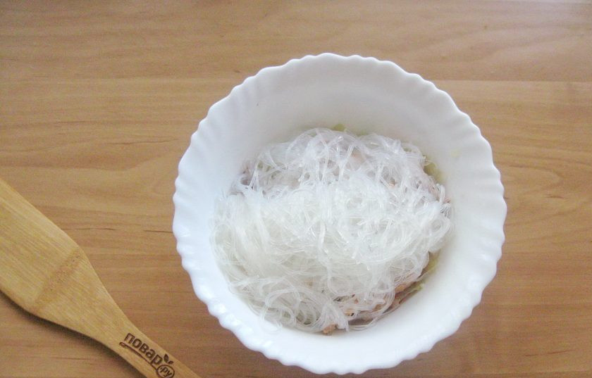 1. Этап. Фунчоза с красной рыбой: Фунчозу приготовьте по инструкции на упаковке. Добавьте в миску с горбушей и овощами.