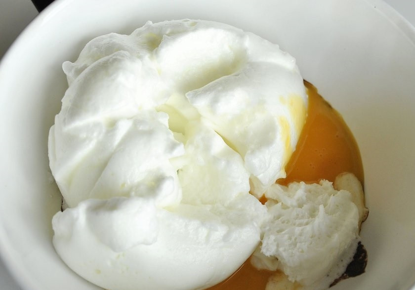 1. Этап. Шоколадный омлет: 3. Размешайте куриные желтки, добавьте к ним взбитые белки и 2 столовые ложки сливок, а также влейте остывший растопленный шоколад, хорошенько смешайте.