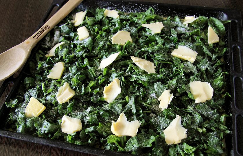 1. Этап. Заливной пирог с щавелем: Посыпьте щавель щедро сахаром и разложите сверху кусочки масла. Масло придаст начинке более нежный и сливочный вкус. Запекайте в духовке при температуре 180 градусов около 30 минут.