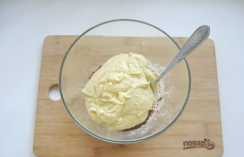 1. Этап. Шоколадный торт с черносливом и орехами: Полученную смесь выложите в миску с мукой и какао.