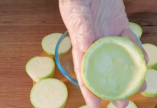 1. Этап. Аппетитная закуска из кабачков и индейки: 3. И с помощью ложки удаляем частично мякоть, оставляя место для начинки.