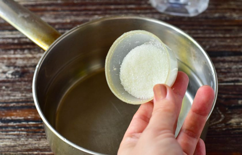 1. Этап. Кисло-сладкие маринованные огурцы: В ковш влейте воду. Добавьте соль и сахар. Доведите рассол до кипения.