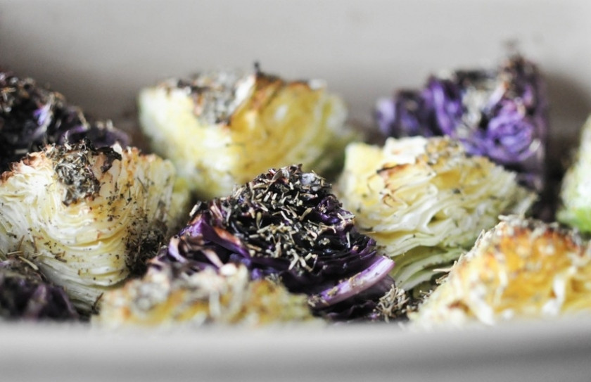 1. Этап. Запеченная белокочанная капуста: Ставим в разогретую до 200 градусов духовку и запекаем примерно 40 минут.