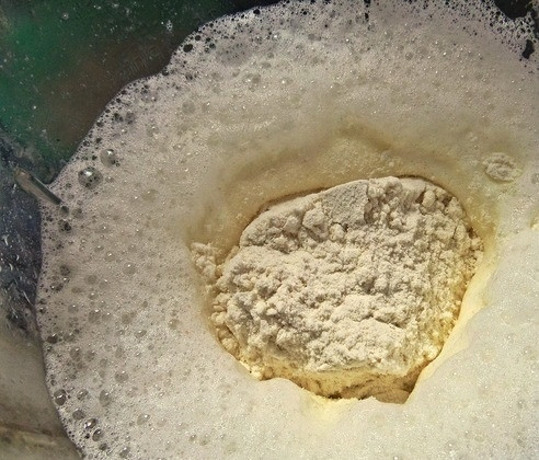 1. Этап. Блины со скумбрией: 1. Делаем тесто для блинов. Для этого смешиваем молоко комнатной температуры, всыпаем заранее просеянную муку, разрыхлитель, вбиваем яйцо и добавляем щепотку соли и сахара. Все тщательно перемешиваем, чтобы не было комочков, и оставляем на 20 минут.