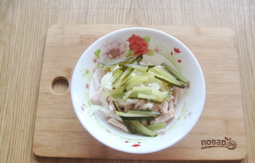 1. Этап. Салат с ветчиной и маринованными грибами: Соленый огурец нарежьте соломкой и добавьте в салат.