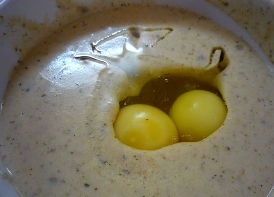 1. Этап. Жульен с картошкой и грибами: Когда соус немного остынет, разбиваем в него два яйца и еще раз хорошенько все перемешиваем до однородного состояния.