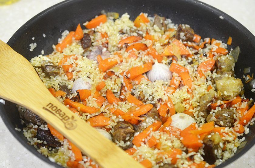 1. Этап. Плов по-хорезмски: 10. Вставьте в рис чеснок.