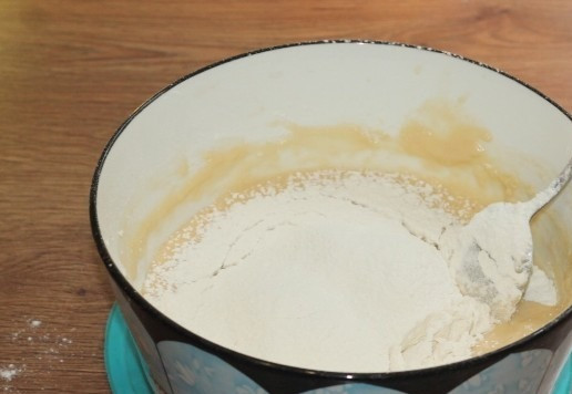 1. Этап. Сдобный пасхальный хлеб с тремя начинками: 5. Небольшими частями вмешиваю в жидкую смесь просеянную муку и перемешиваю ложкой.